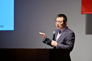周 磊 氏